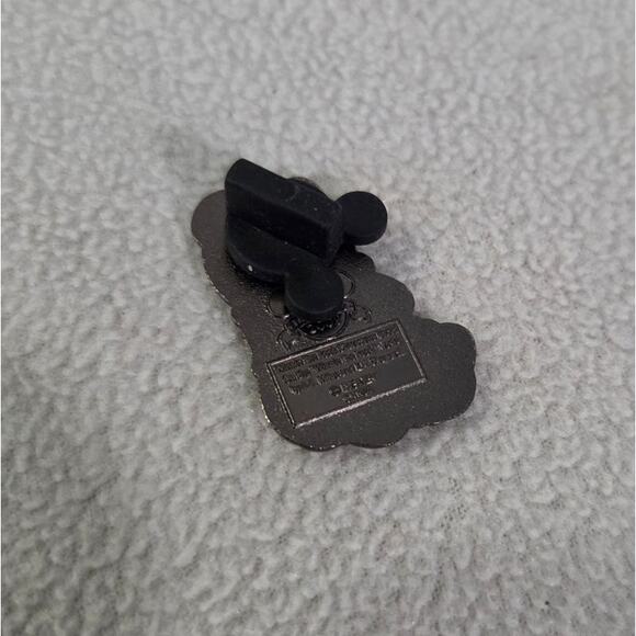 2008 Winnie the Pooh Baby Bear Eating Honey Pot Disney Trading Pin - Picture 2 of 4